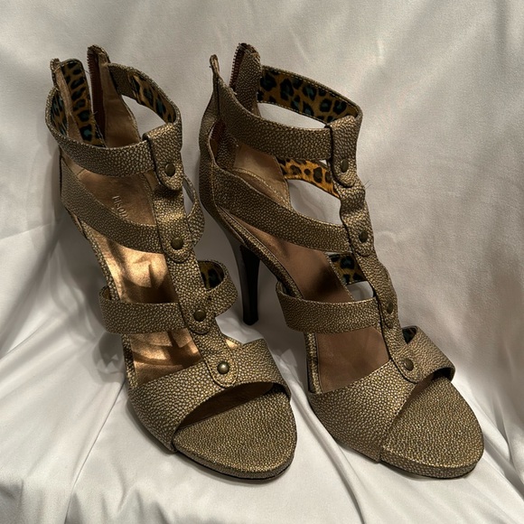 Bisou Bisou Shoes - Bisou Bisou Zippered Back Heels - 4”